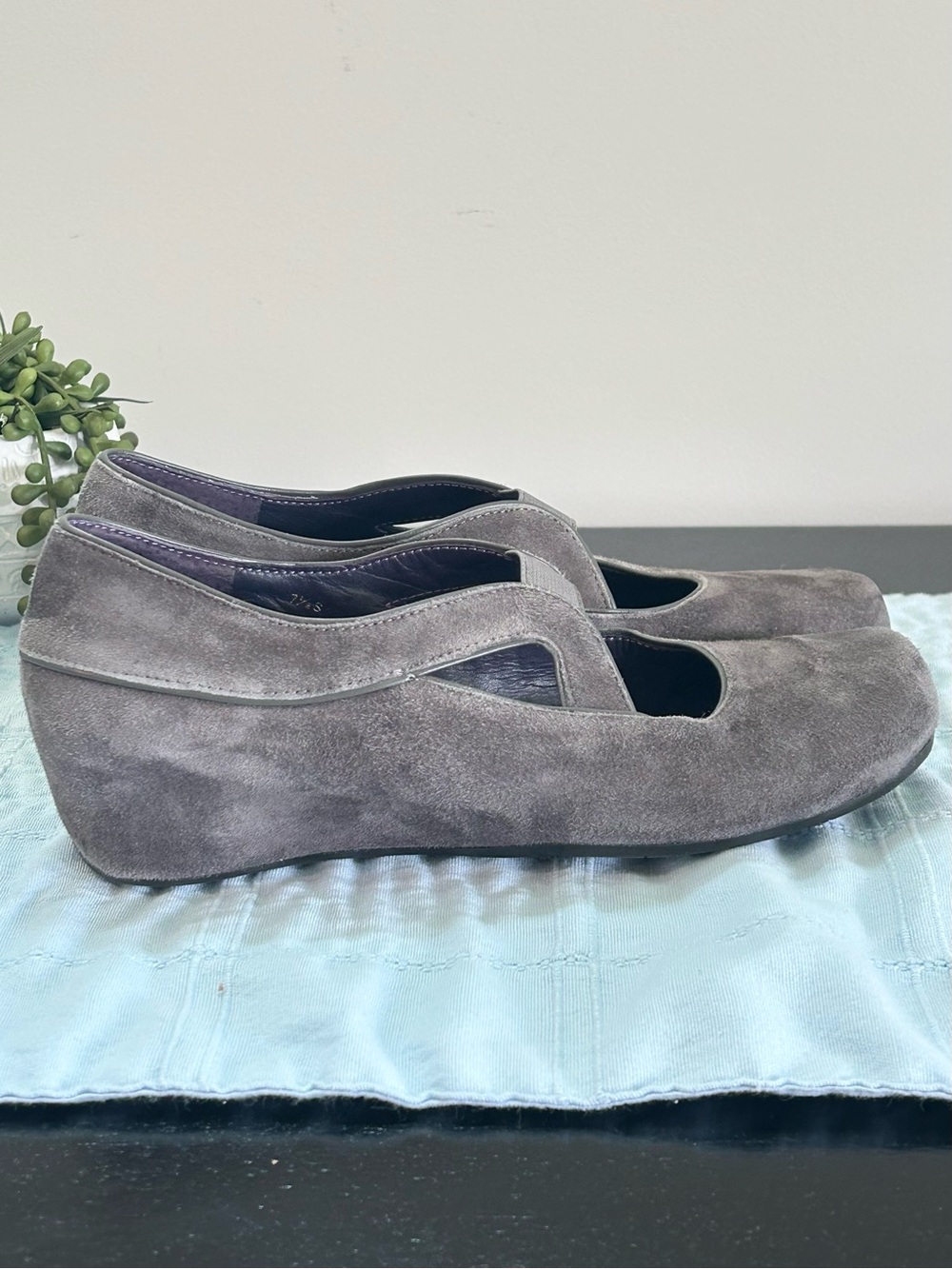 Vaneli Gray Suede Mary Jane Wedge Comfort Shoes Size 7.5 Quiet Luxury - Picture 4 of 9